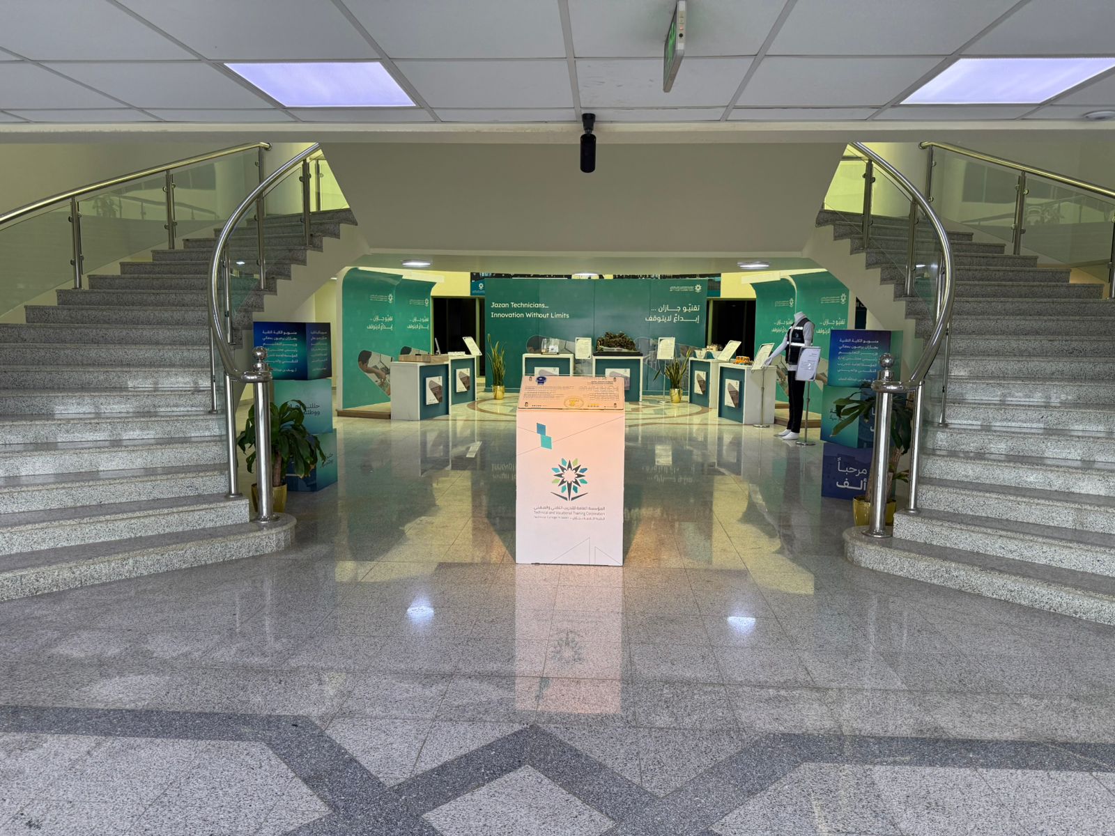 مبنى (٠١)- إدارة الكلية (صالة المعرض التقني)